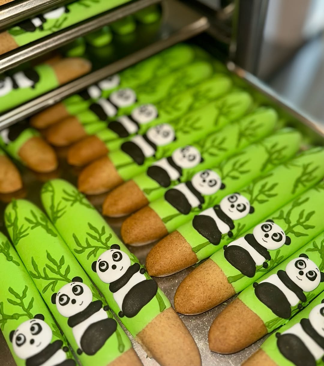 CANDY HORSE STICKS WITH ICING, JUNGLE COLLECTION